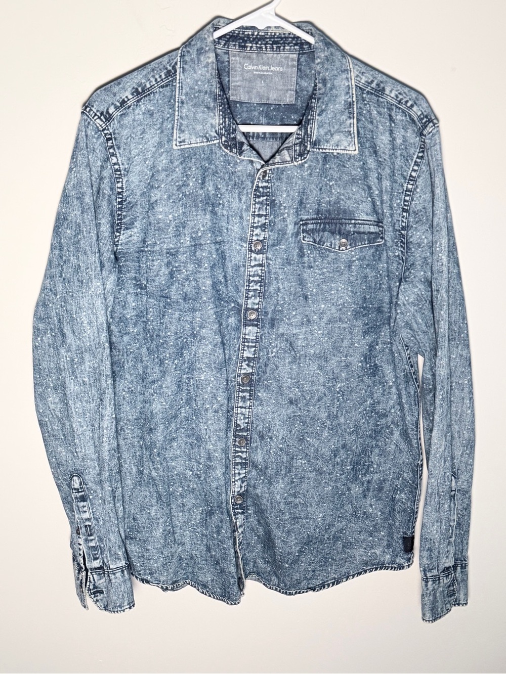 Calvin Klein Jeans Men’s Light Blue Acid-Wash Denim Button-Down Shirt